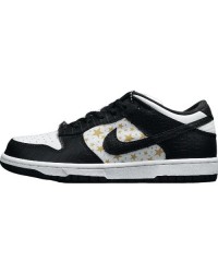 NIKE SB DUNK x SUPREME STARS BLACK