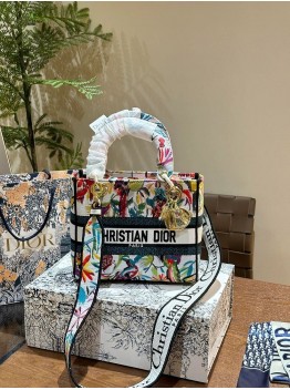 D lady bag size; 24 cm