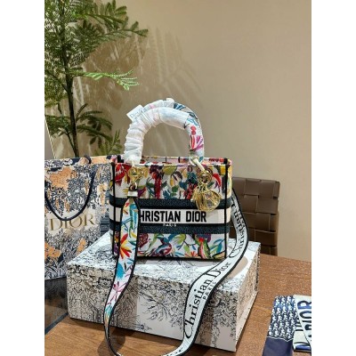 D lady bag size; 24 cm