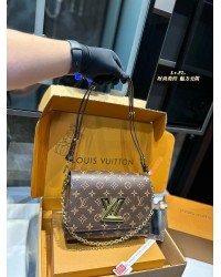 Louis Twist new arrival chain bag size: 23*10*15 cm
