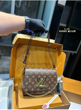 Louis Twist new arrival chain bag size: 23*10*15 cm