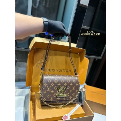 Louis Twist new arrival chain bag size: 23*10*15 cm