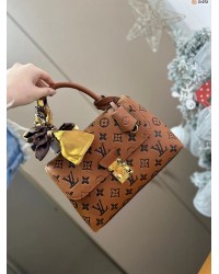 Louis madeleine bb bag size : 24*8*16 cm